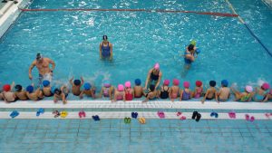 pe-piscina